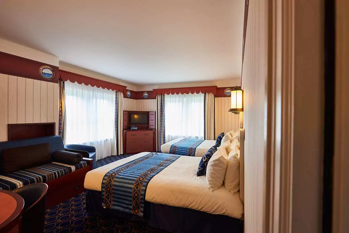 Zimmer mit zwei Doppelbetten in Disney's Newport Bay Club