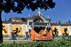 Herbstlich geschmückter Eingang zur Halloween Saison im Disneyland Paris