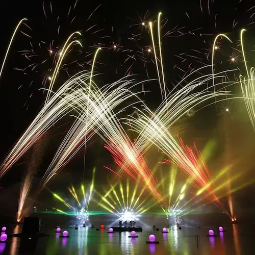 Travelcircus Magic over Lake Disney