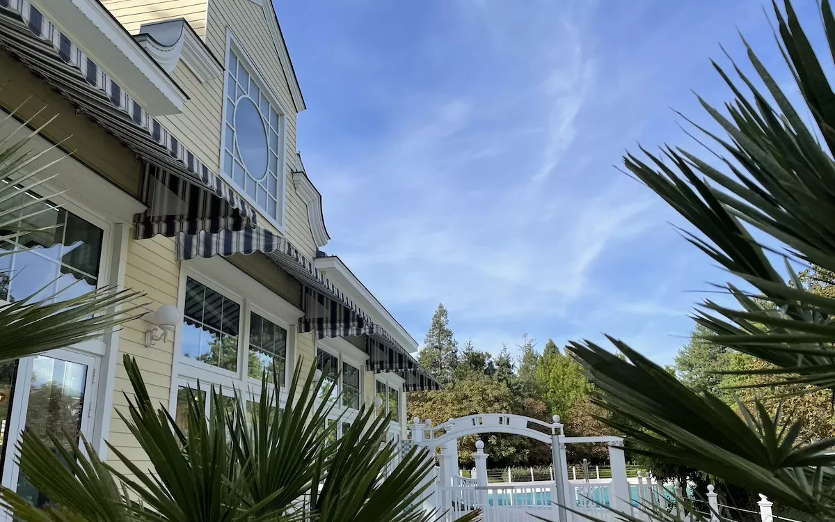 Disney Newport Bay Club Garten mit Pool